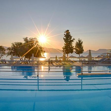 Porto Galini Seaside Resort&Spa Nikiana Exterior foto Sunset at the pool