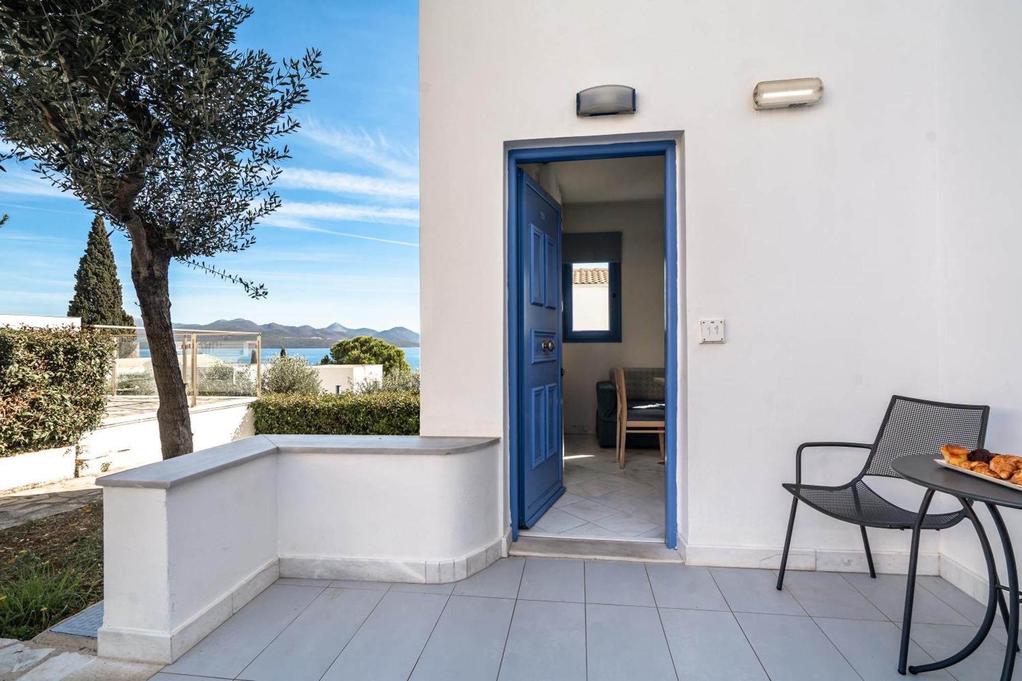 Porto Galini Seaside Resort&Spa Nikiana Exterior foto A typical room at the hotel
