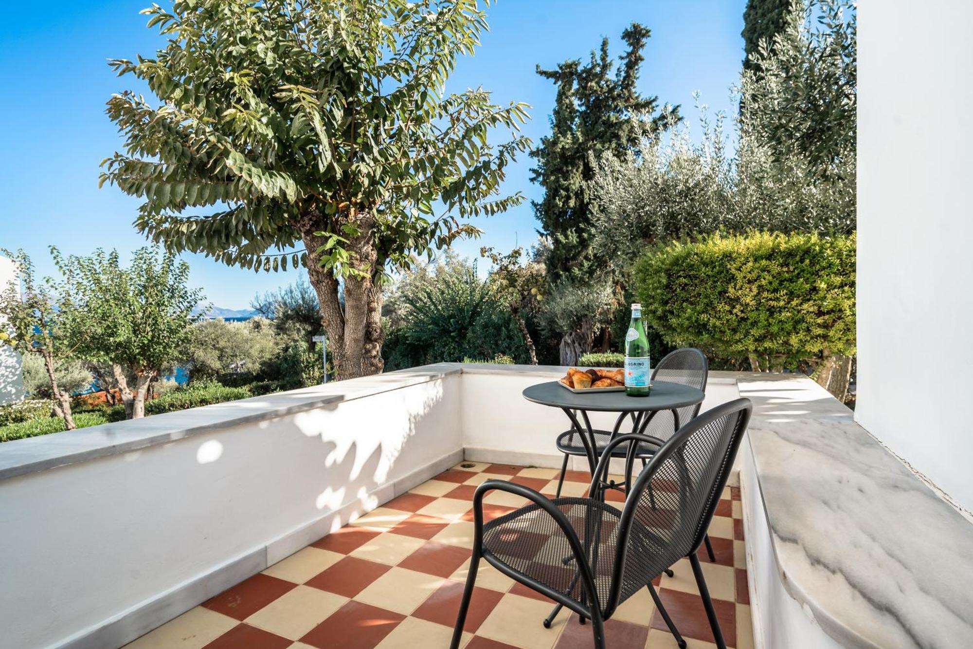 Porto Galini Seaside Resort&Spa Nikiana Exterior foto A balcony in Greece