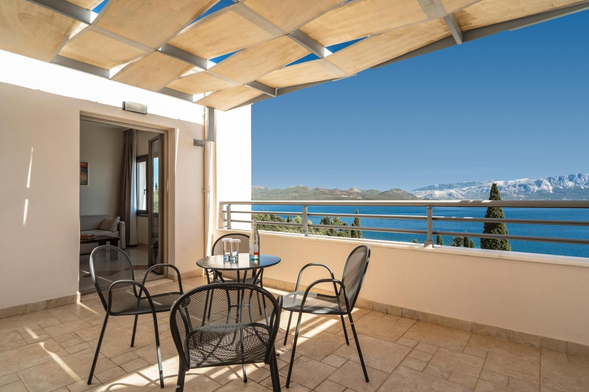 Porto Galini Seaside Resort&Spa Nikiana Exterior foto A balcony