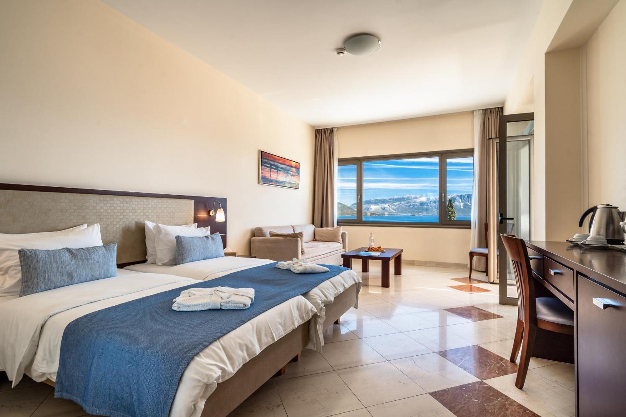 Porto Galini Seaside Resort&Spa Nikiana Exterior foto A room at the hotel