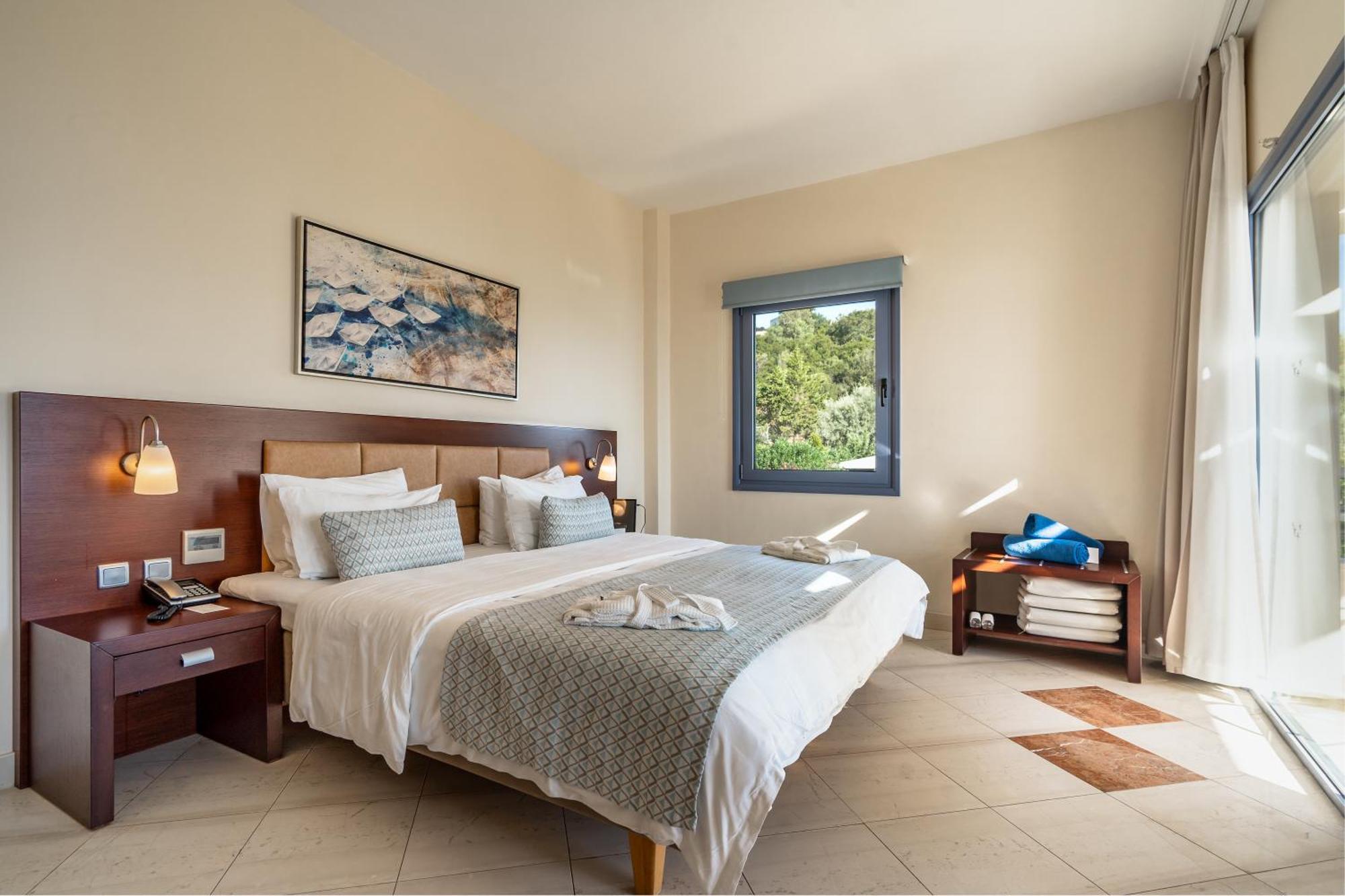 Porto Galini Seaside Resort&Spa Nikiana Exterior foto A bedroom at the hotel