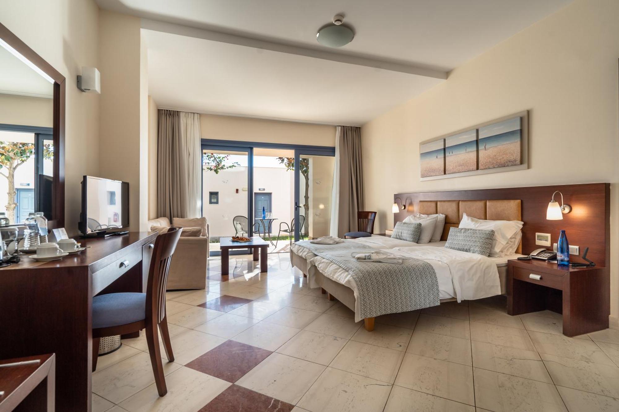 Porto Galini Seaside Resort&Spa Nikiana Exterior foto A typical room at the hotel