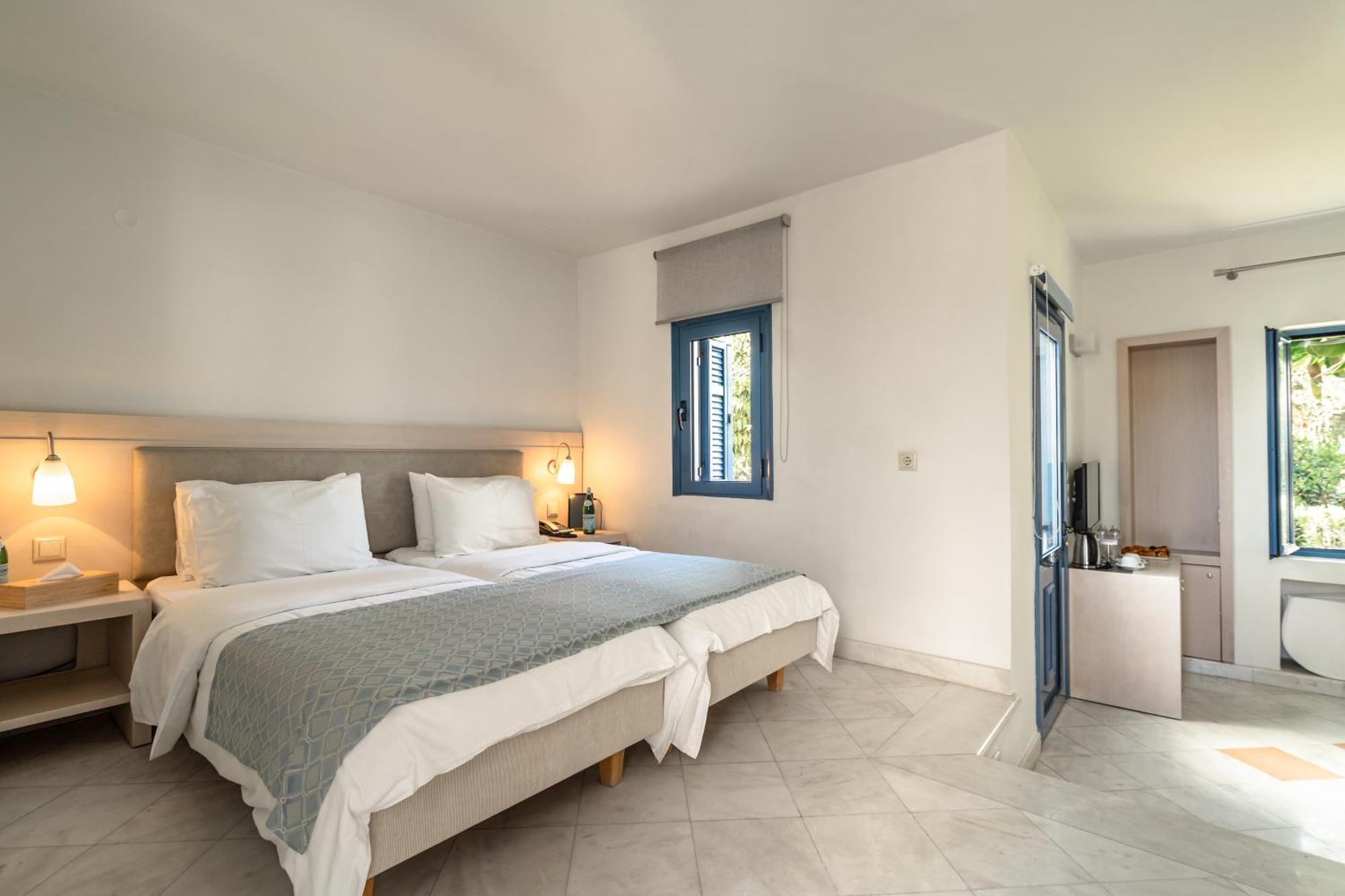 Porto Galini Seaside Resort&Spa Nikiana Exterior foto A bedroom in a hotel