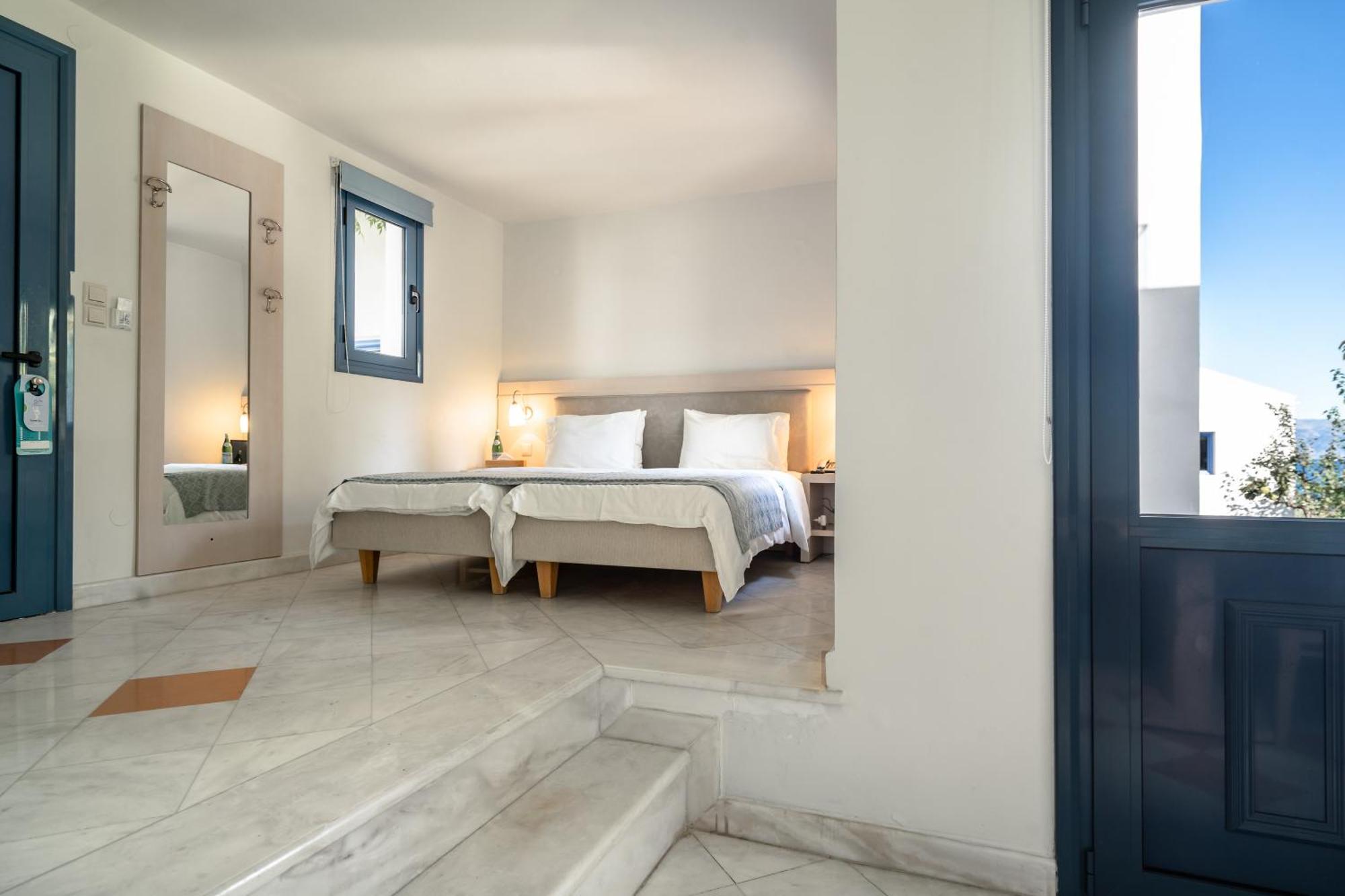 Porto Galini Seaside Resort&Spa Nikiana Exterior foto A bedroom at the hotel