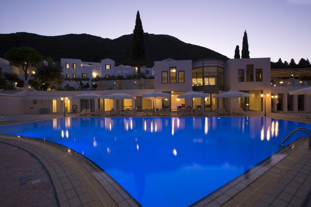 Porto Galini Seaside Resort&Spa Nikiana Exterior foto The hotel at night
