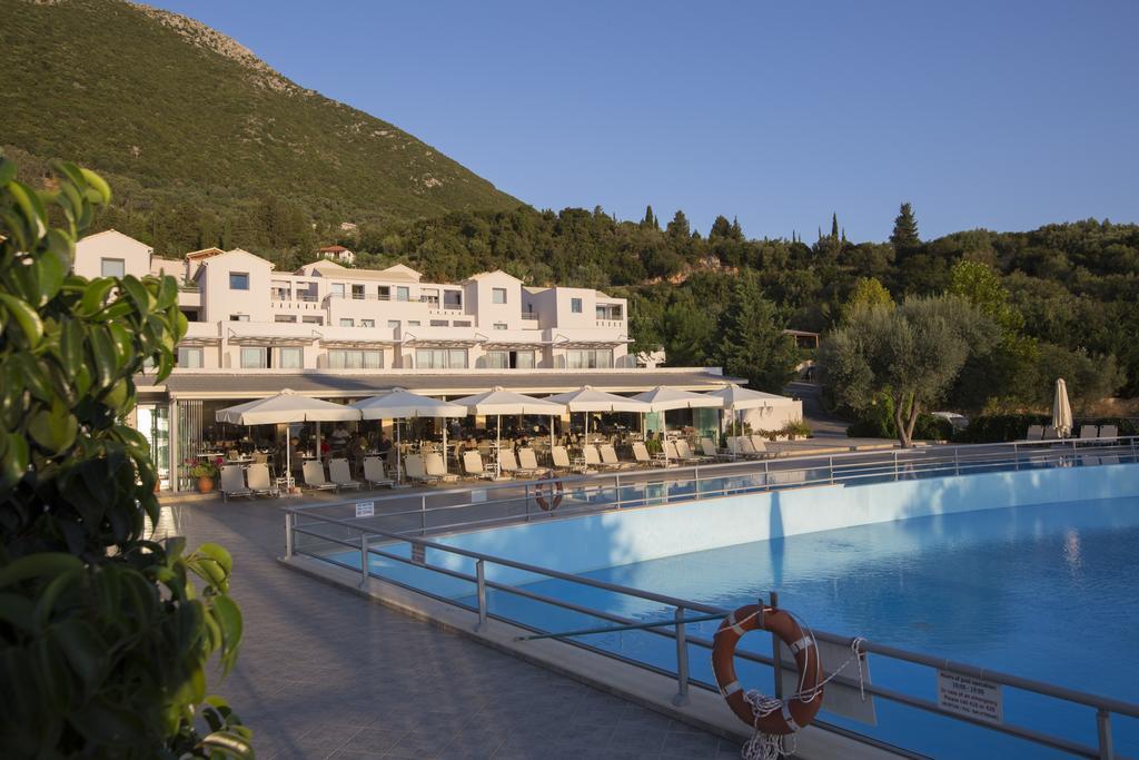 Porto Galini Seaside Resort&Spa Nikiana Exterior foto The hotel's pool