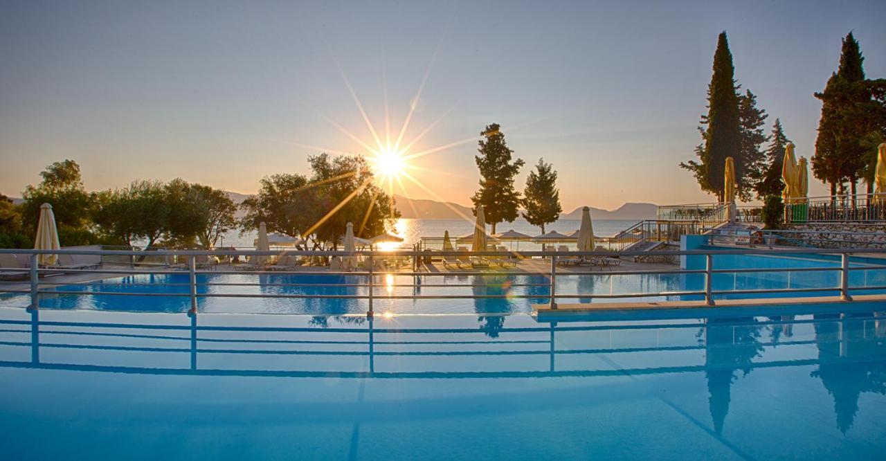 Porto Galini Seaside Resort&Spa Nikiana Exterior foto Sunset at the pool