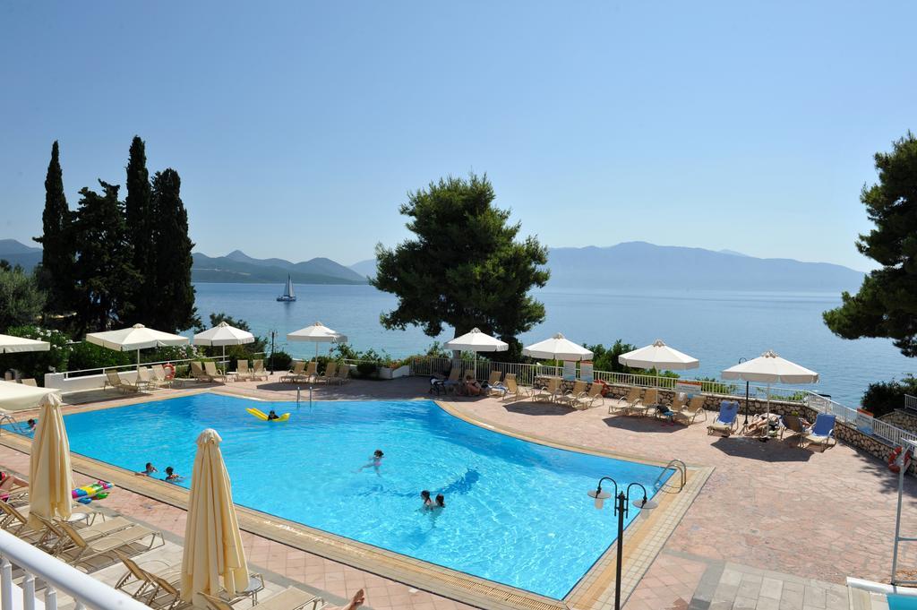 Porto Galini Seaside Resort&Spa Nikiana Exterior foto A swimming pool in Greece